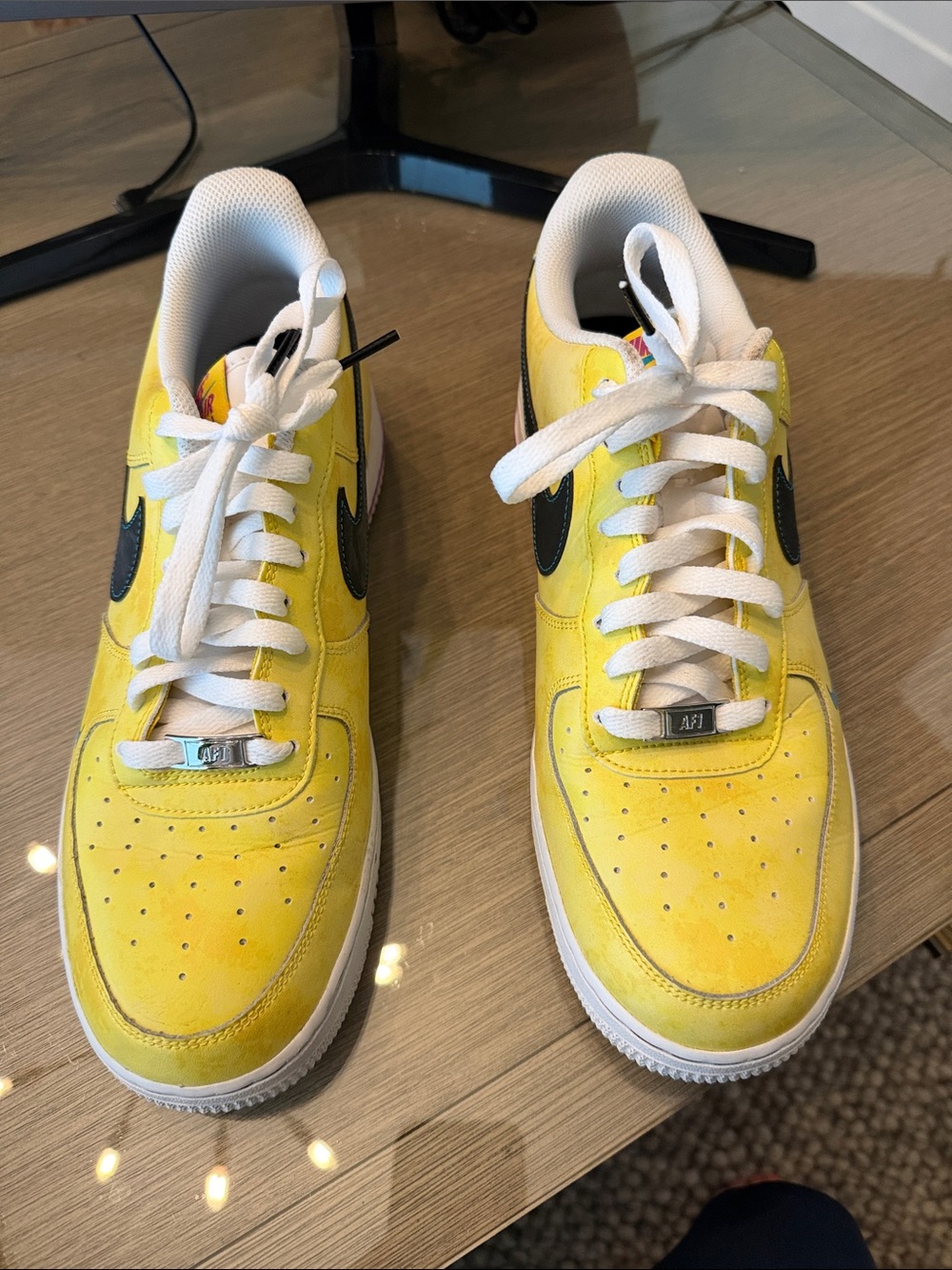 Nike Air Force 1 Low-Top Yellow Sneakers with Black Swoosh and Blue Accent - Picture 2 of 7